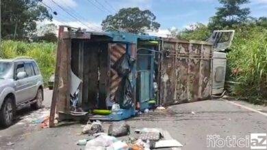 Caminhão carregado de lixo tomba próximo de Várzea Paulista