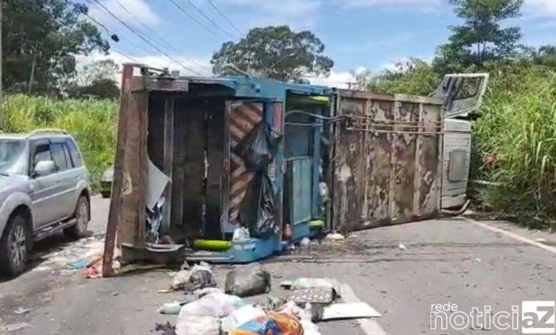 Caminhão carregado de lixo tomba próximo de Várzea Paulista