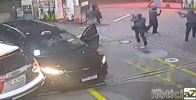 VÍDEO - Taxista bate contra viatura da PM durante fuga de assalto