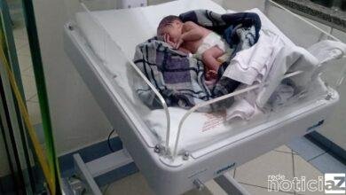 Polícia auxilia gestante a dar à luz deitada em calçada