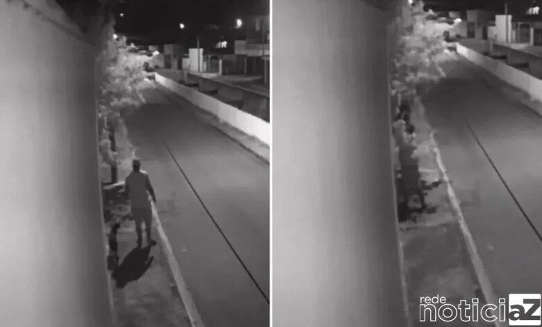 Homem flagrado jogando cachorro em terreno baldio será investigado