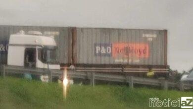 Carreta trava o trânsito na Bandeirantes