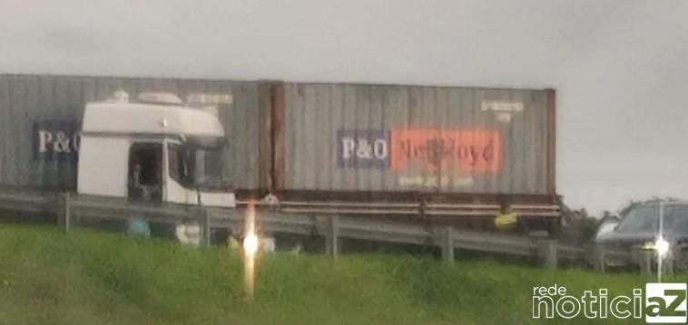 Carreta trava o trânsito na Bandeirantes