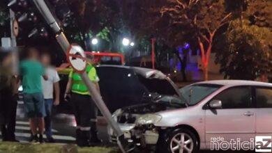 Carro bate em poste e complica o trânsito em Jundiaí