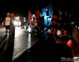 Ônibus tomba em rodovia paulista, mata três passageiros e deixa outros seis feridos