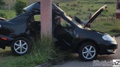 Carro bate em poste e fica bastante danificado em avenida de Jundiaí