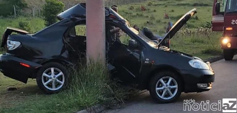 Carro bate em poste e fica bastante danificado em avenida de Jundiaí