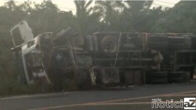 Caminhão tomba na Zambotto e complica o trânsito