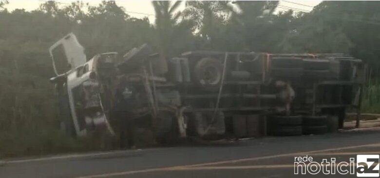 Caminhão tomba na Zambotto e complica o trânsito