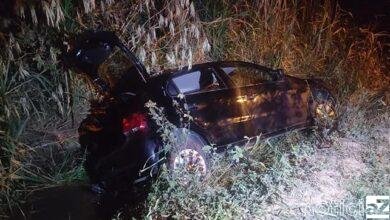 Carro vai parar em córrego de avenida de Jundiaí