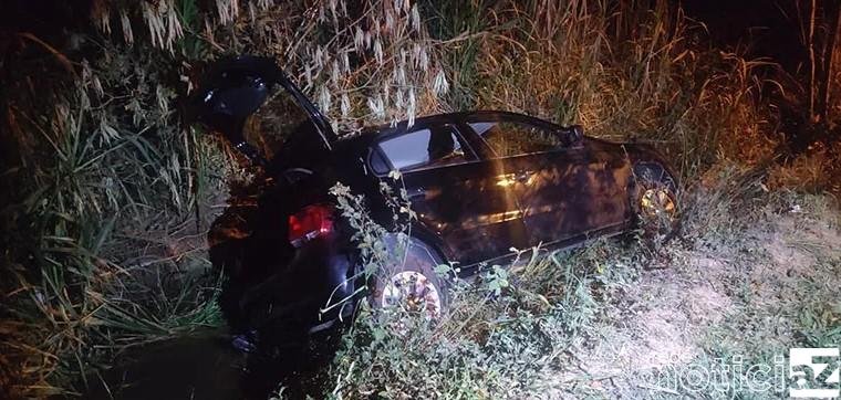 Carro vai parar em córrego de avenida de Jundiaí