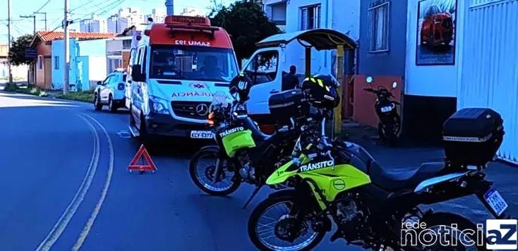 Carro atropela passageiro de ônibus e atinge árvore em Jundiaí