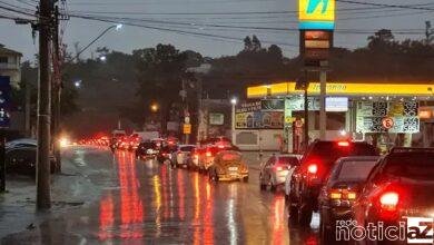 Caminhão e carreta travam o trânsito em Jundiaí