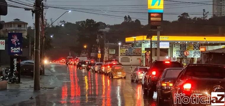 Caminhão e carreta travam o trânsito em Jundiaí