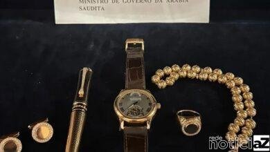 Joias dadas à Bolsonaro são devolvidas