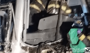 Motorista de ônibus fica preso em ferragens após acidente com caminhão