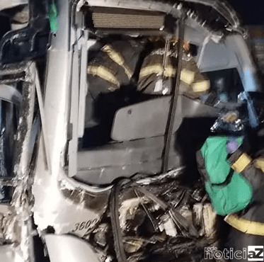 Motorista de ônibus fica preso em ferragens após acidente com caminhão