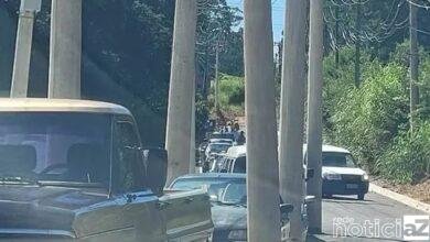 Motoristas precisam "driblar" os postes no meio de rua de Jundiaí