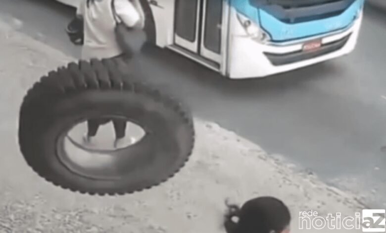 Uma mulher por pouco não foi atingida por um pneu de caminhão que se soltou do veículo
