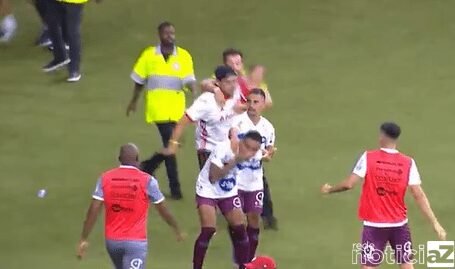 Vídeo - Torcedor com criança no colo agride jogador durante semifinal do Gauchão