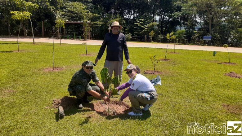 30 mudas de espécies nativas de árvores são plantadas pela Polícia Ambiental em Jundiaí