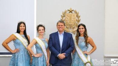 Corte da 59ª Festa da Uva e 11ª Festa do Vinho entrega convite ao Governador Tarcísio de Freitas