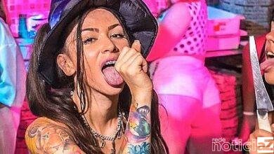 a MC está fazendo seu show normalmente quando chama uma fã no palco e em dado momento as mulheres começam a prática. Ainda de acordo com as informações, em poucos segundos a moça ficam sem roupa e percebendo que Pipokinha já estava no chão, levanta seu vestido e passa a praticar sexo oral.