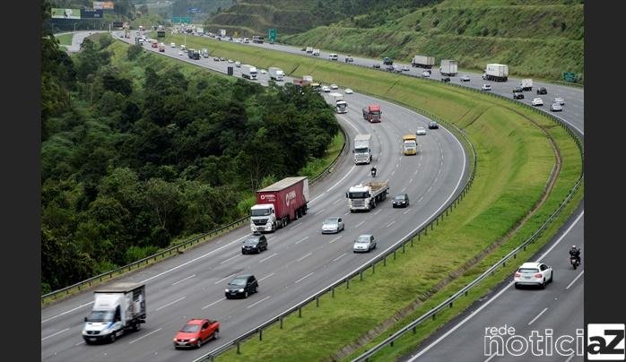 Três veículos causam engavetamento e lentidão na Bandeirantes