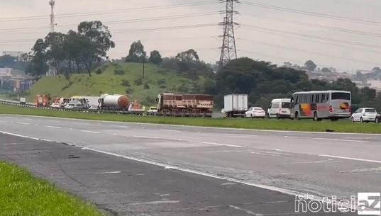 Caminhões batem e interditam a Bandeirantes
