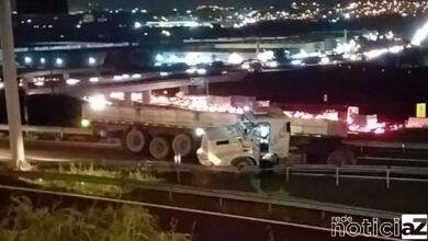 Carreta causa bloqueio no acesso entre a Bandeirantes com a Dom Gabriel