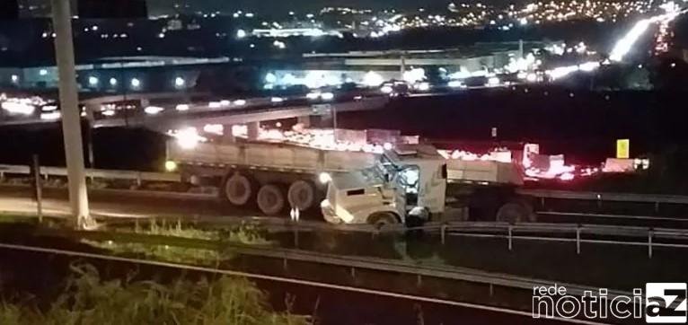 Carreta causa bloqueio no acesso entre a Bandeirantes com a Dom Gabriel
