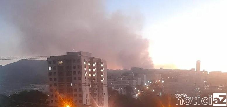 Incêndio em vegetação gera transtornos a moradores de condomínio de Jundiaí