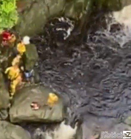 VÍDEO - Mulher é resgatada de trilha de cachoeira por helicóptero