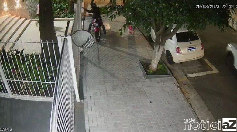 VÍDEO - Motoboy se passa por entregador e assalta morador de prédio