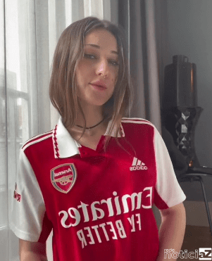 Torcedora do Arsenal surpreende internautas e faz topless após tirar Pelé no FIFA