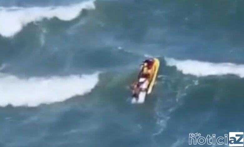 VÍDEO - Duas pessoas são salvas de afogamento em Guarujá