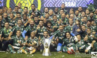 Elenco do Palmeiras com a taça de campeão brasileiro em 2022.