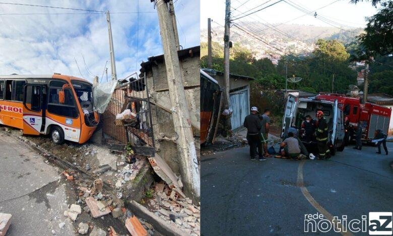 Motorista perde controle de ônibus e atinge três casas