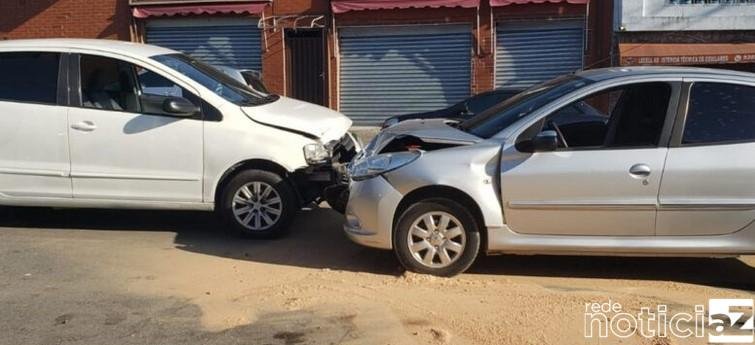 Carro com queixa de roubo bate contra outro veículo em Jundiaí