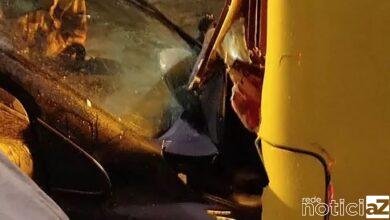 Carro é destruído ao bater contra ônibus em Jundiaí