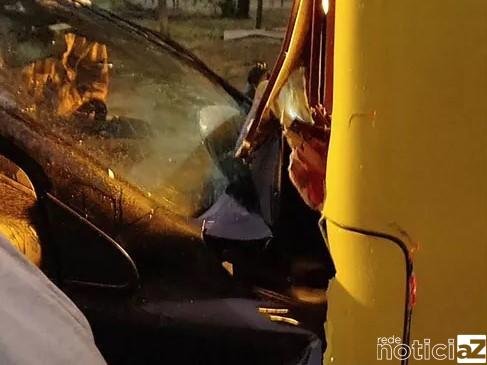 Carro é destruído ao bater contra ônibus em Jundiaí