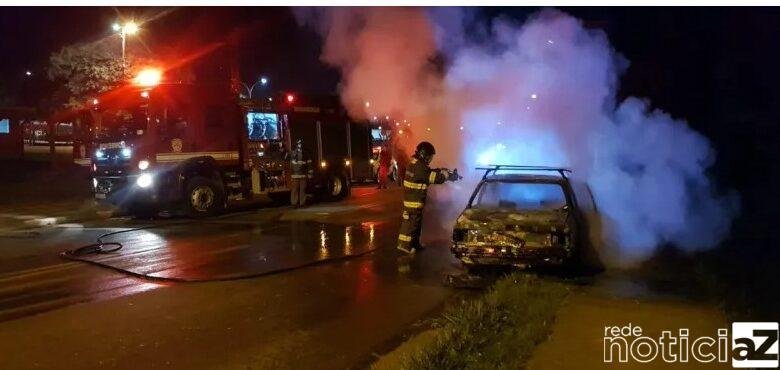 Fogo consome carro e motorista fica ferido em Campo Limpo