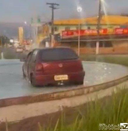 VÍDEO - Carro desgovernado vai parar dentro de fonte