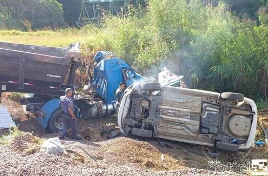 Três pessoas ficam feridas após colisão de carreta com viatura da PM em rodovia de Jundiaí