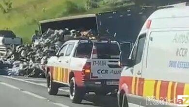 Caminhão de lixo tomba na em alça da Anhanguera