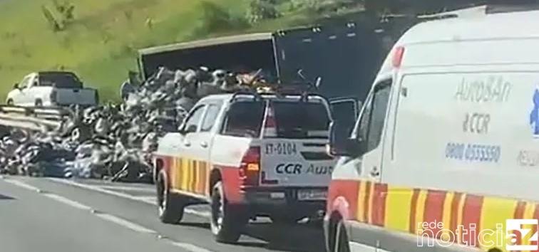 Caminhão de lixo tomba na em alça da Anhanguera