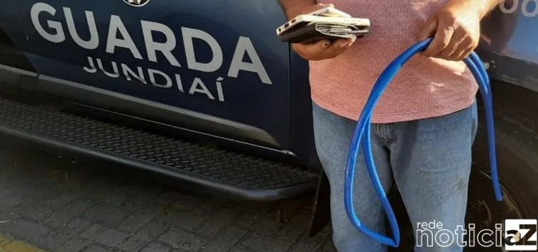 Mulher é agredida com mangueira por vizinho "apaixonado" e vai preso