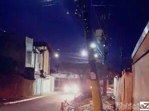 Morador denuncia poste com risco de queda em Várzea Paulista