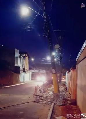 Morador denuncia poste com risco de queda em Várzea Paulista