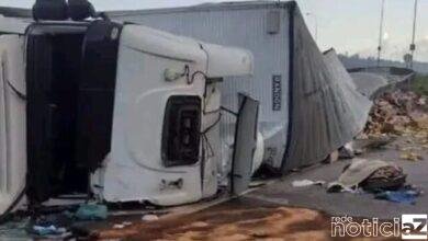 Carreta com carga de bolachas tomba na Edgard Máximo Zambotto